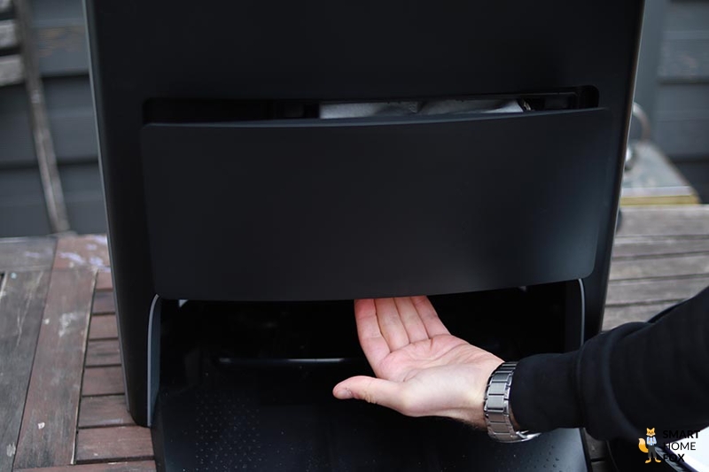 The organisation of the middle compartment of the Ecovacs Deebot Station can be seen.